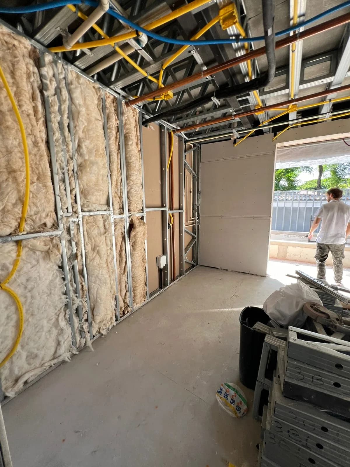 Isolamento térmico com lã mineral em paredes Steel Frame